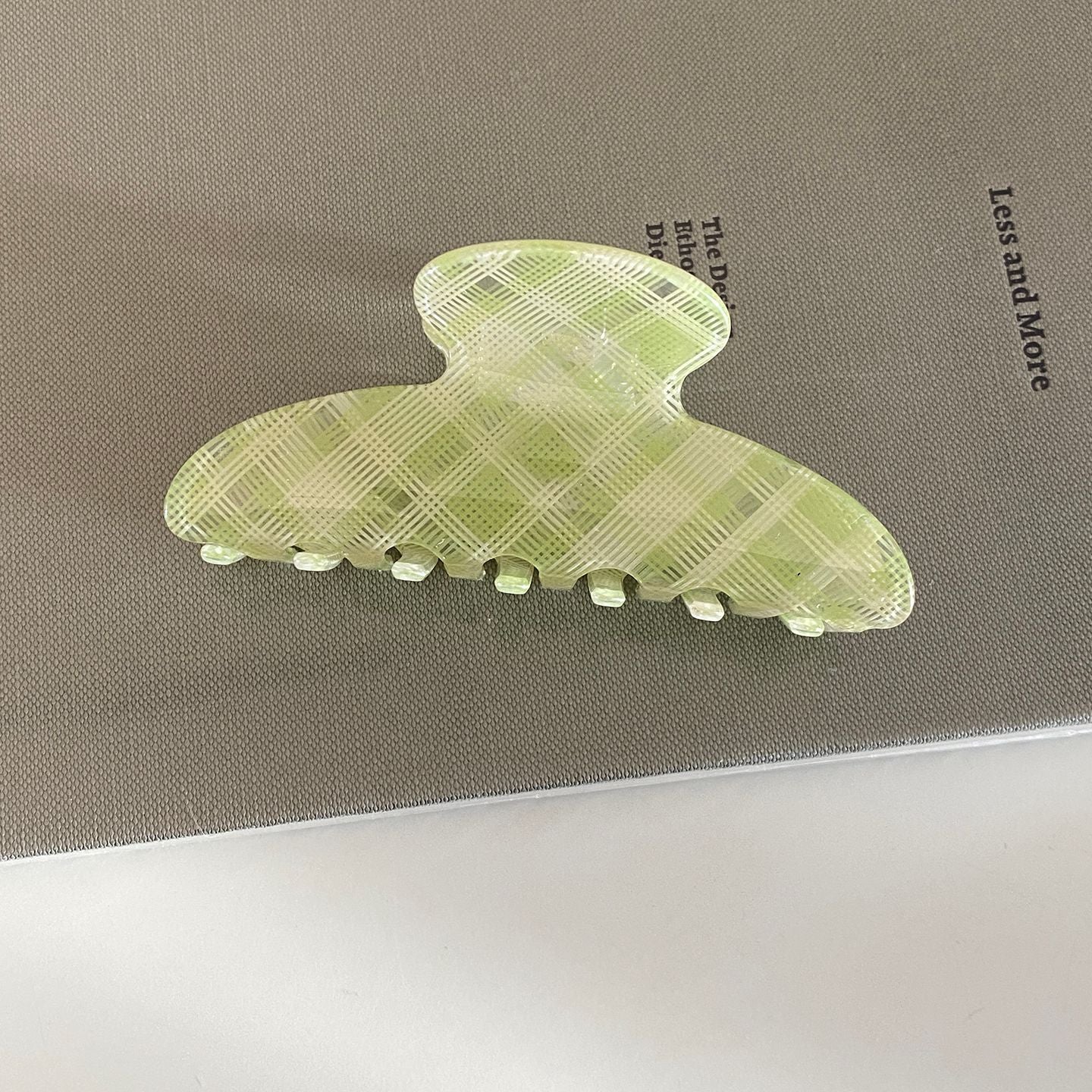 藍色格紋簡約鯊魚夾－綠色小扇形款細節｜https://igowo.tw/