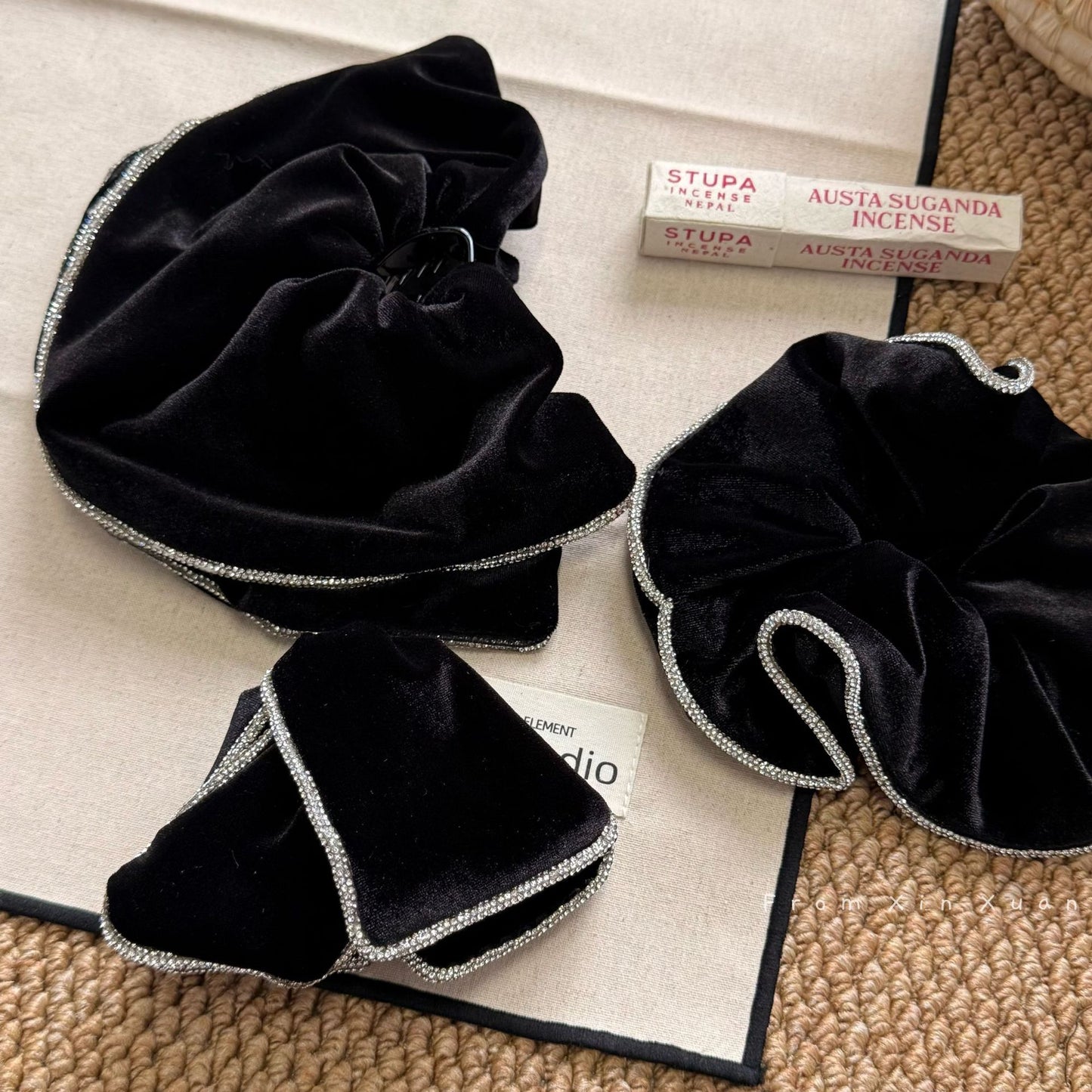 絨面蝴蝶結復古鯊魚夾－大腸髮圈款實拍｜https://igowo.tw/