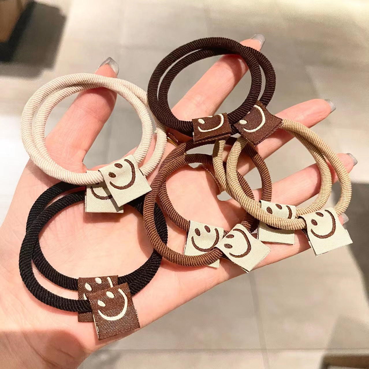 棕色彈力繩笑臉髮圈－商品主圖｜https://igowo.tw/