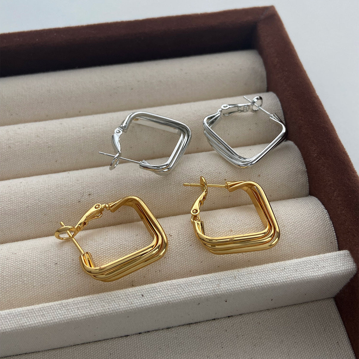 金色方形圓圈多層耳環－商品主圖｜https://igowo.tw/