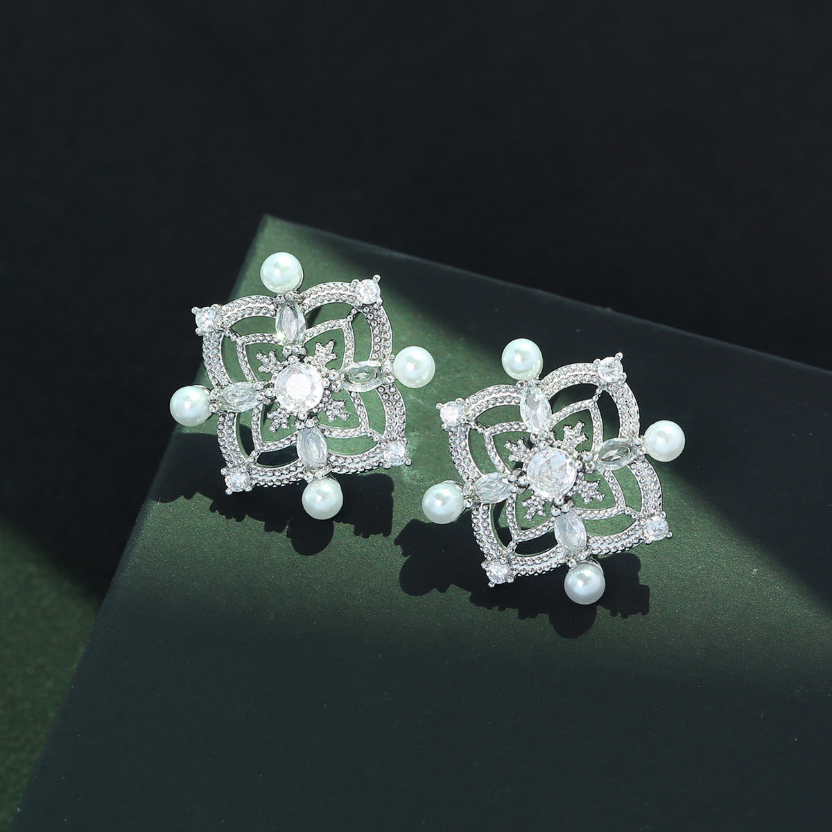 S925珍珠蕾絲花朵鏤空耳釘－18k金款實拍｜https://igowo.tw/