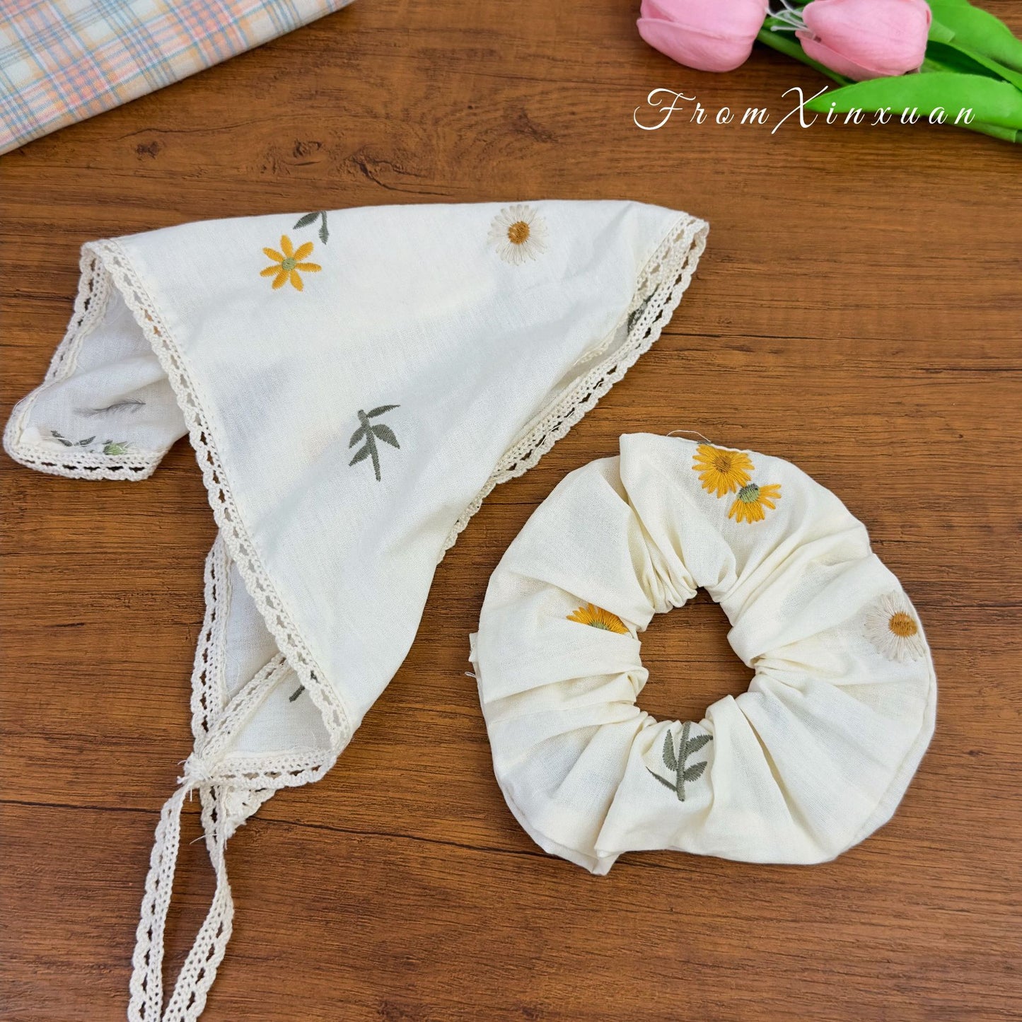 蕾絲雛菊刺繡髮圈－印花三角巾款細節｜https://igowo.tw/