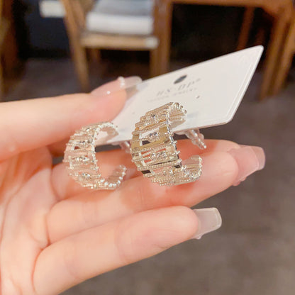 金屬C形圓圈鏤空耳環－第二視角實拍｜https://igowo.tw/
