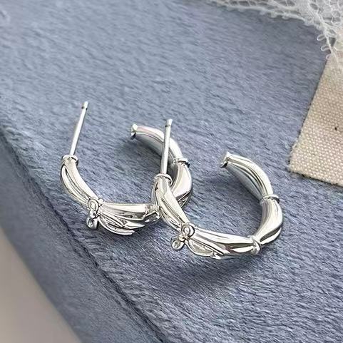 銀針蝴蝶結C形耳釘－商品主圖｜https://igowo.tw/