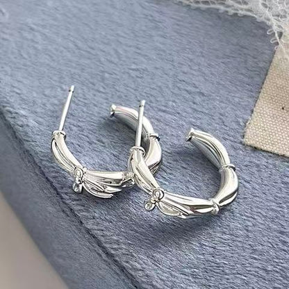 銀針蝴蝶結C形耳釘－商品主圖｜https://igowo.tw/