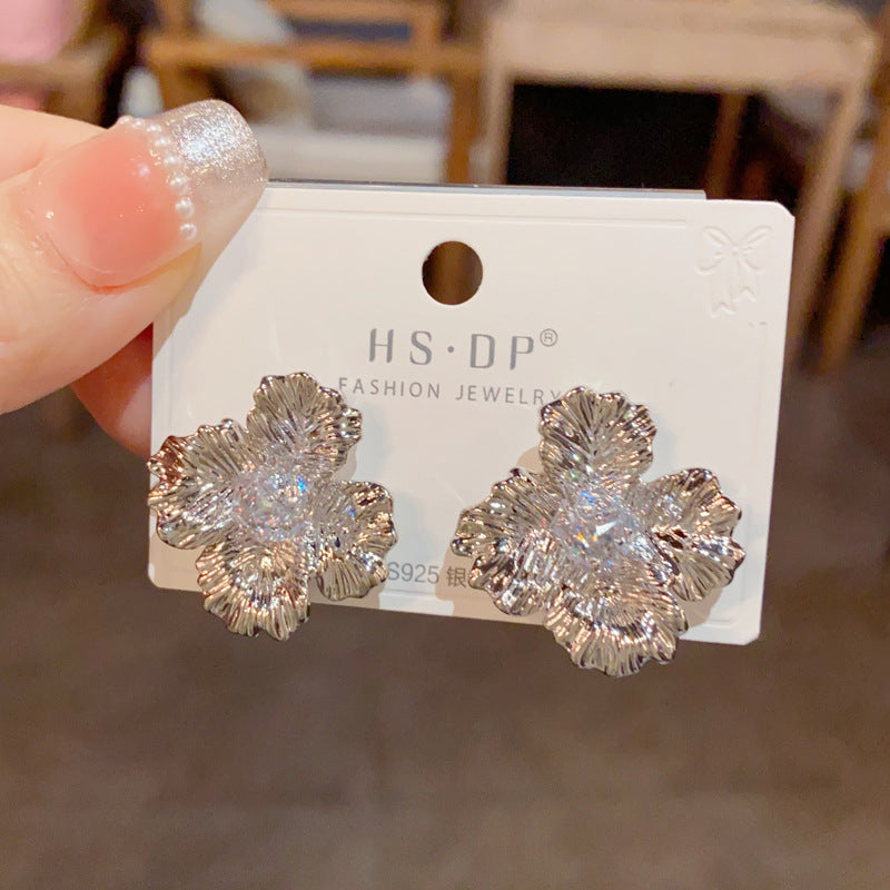 金屬花朵復古簡約耳釘－第二視角實拍｜https://igowo.tw/