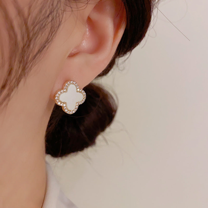 S925微鑲小巧耳釘－細節特寫1｜https://igowo.tw/