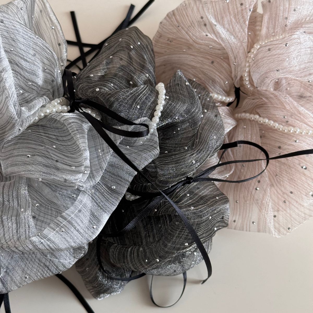 珍珠蝴蝶結纏繞髮圈－第二視角實拍｜https://igowo.tw/