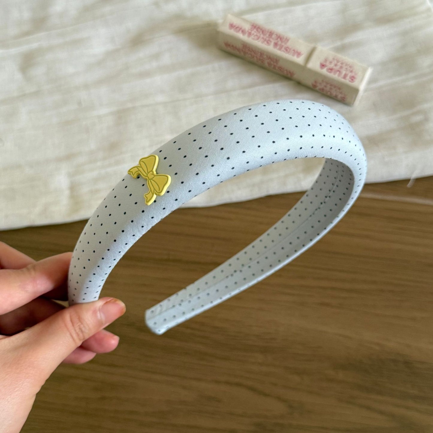 蕾絲波點蝴蝶結髮圈－藍色蕾絲邊腸圈款細節｜https://igowo.tw/