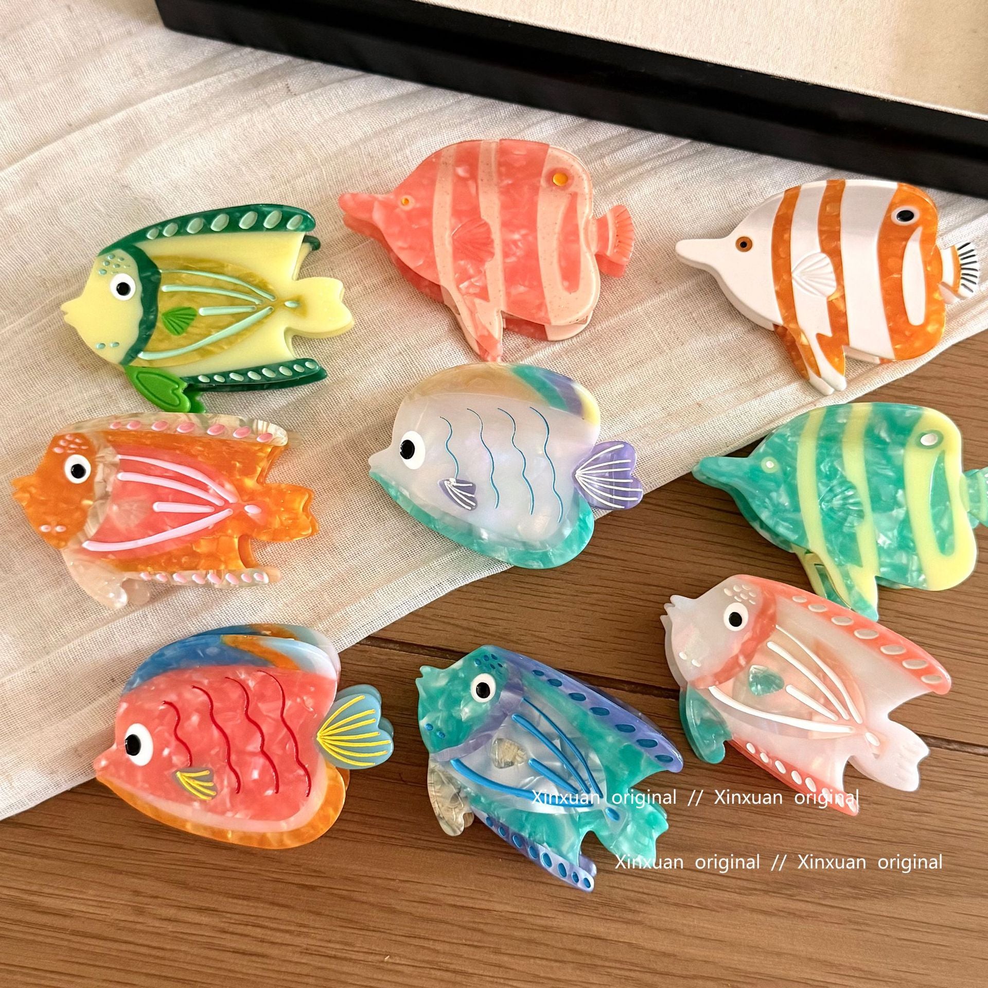 醋酸板材鯊魚夾－粉色熱帶魚款細節｜https://igowo.tw/