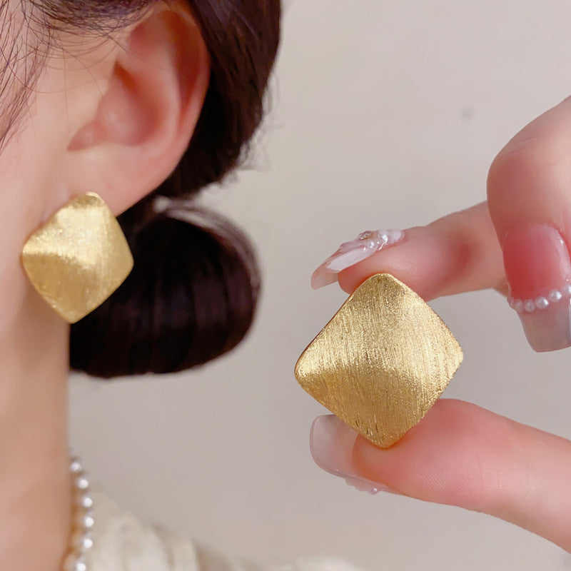 金屬菱形拉絲復古耳環－第二視角實拍｜https://igowo.tw/