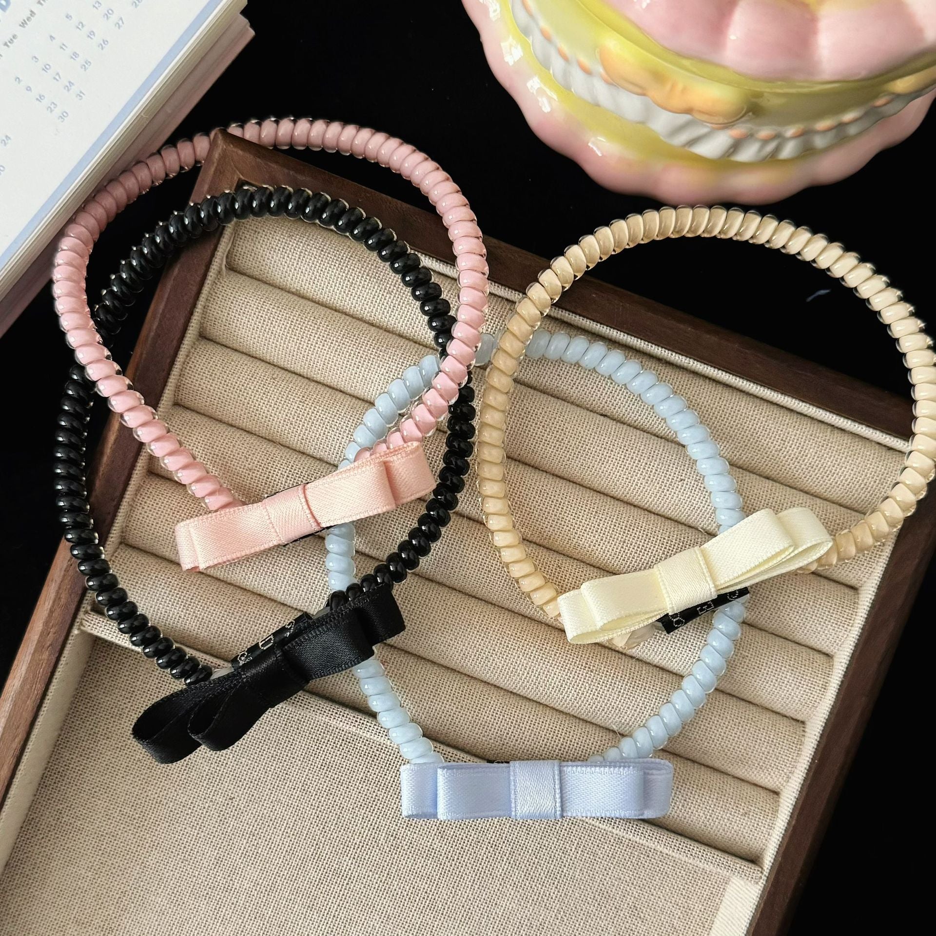 布面蝴蝶結髮圈－商品主圖｜https://igowo.tw/