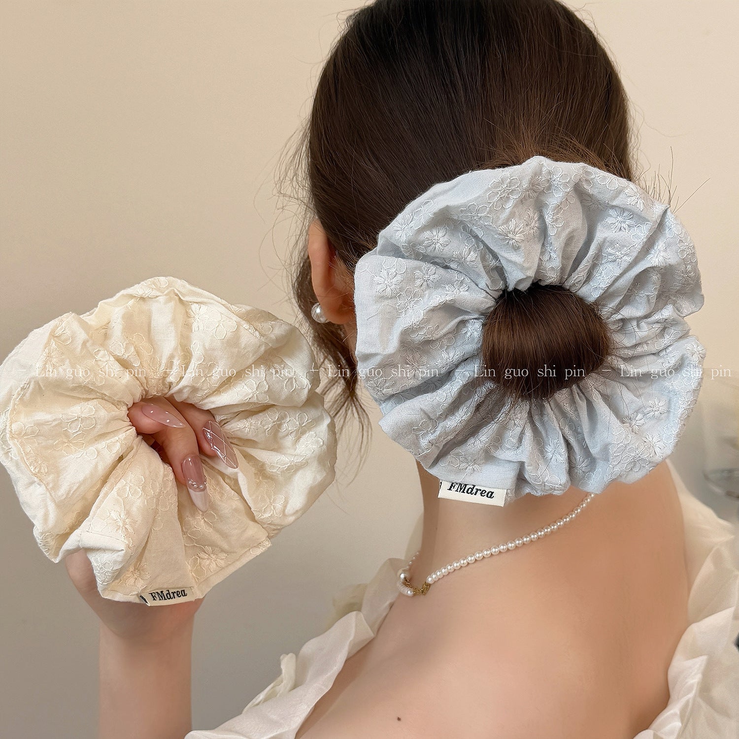 布面大腸圈刺繡髮圈－米白方巾款實拍｜https://igowo.tw/