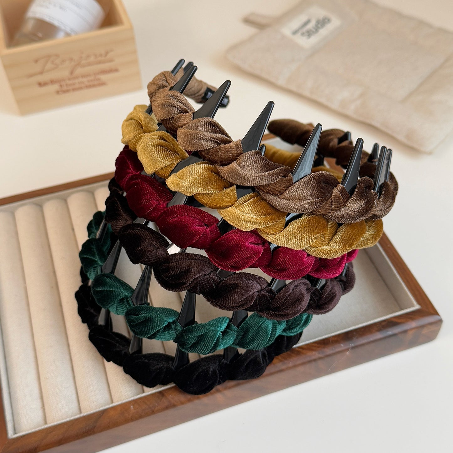 絨面波浪纏繞簡約髮箍－深咖色款實拍｜https://igowo.tw/