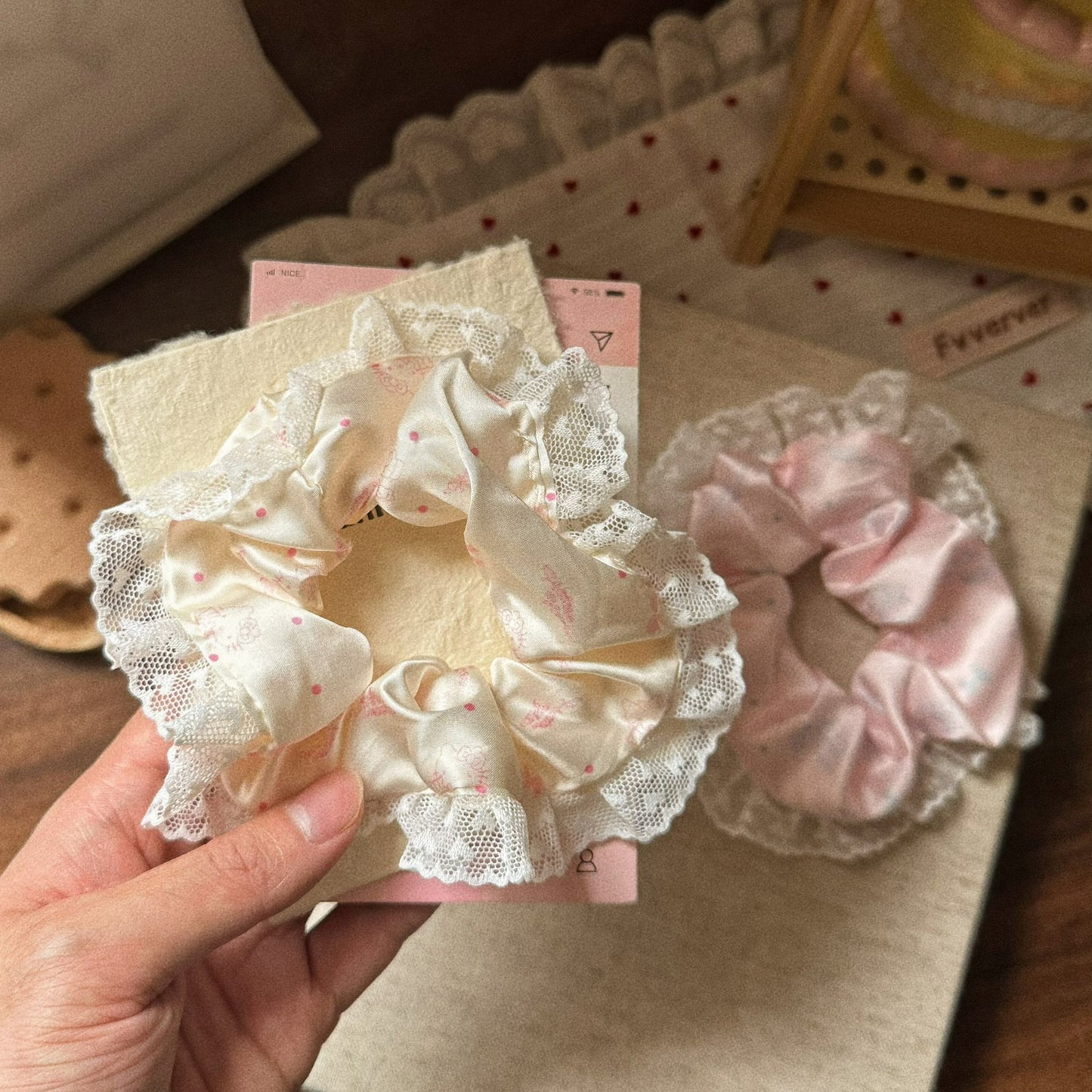 粉色蕾絲大腸圈髮圈－商品主圖｜https://igowo.tw/