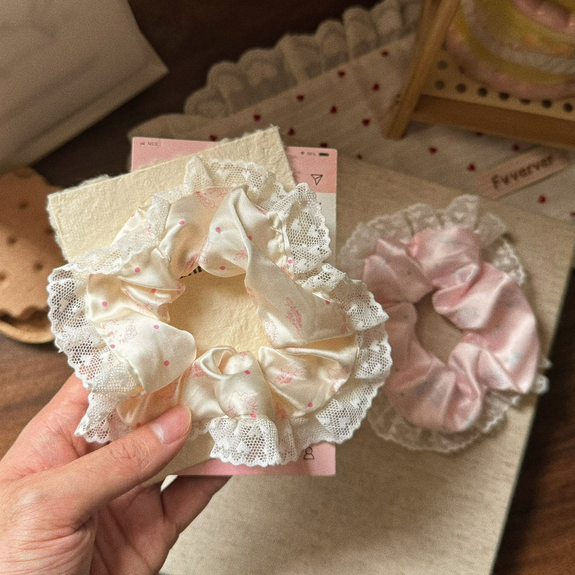 粉色蕾絲大腸圈髮圈－商品主圖｜https://igowo.tw/