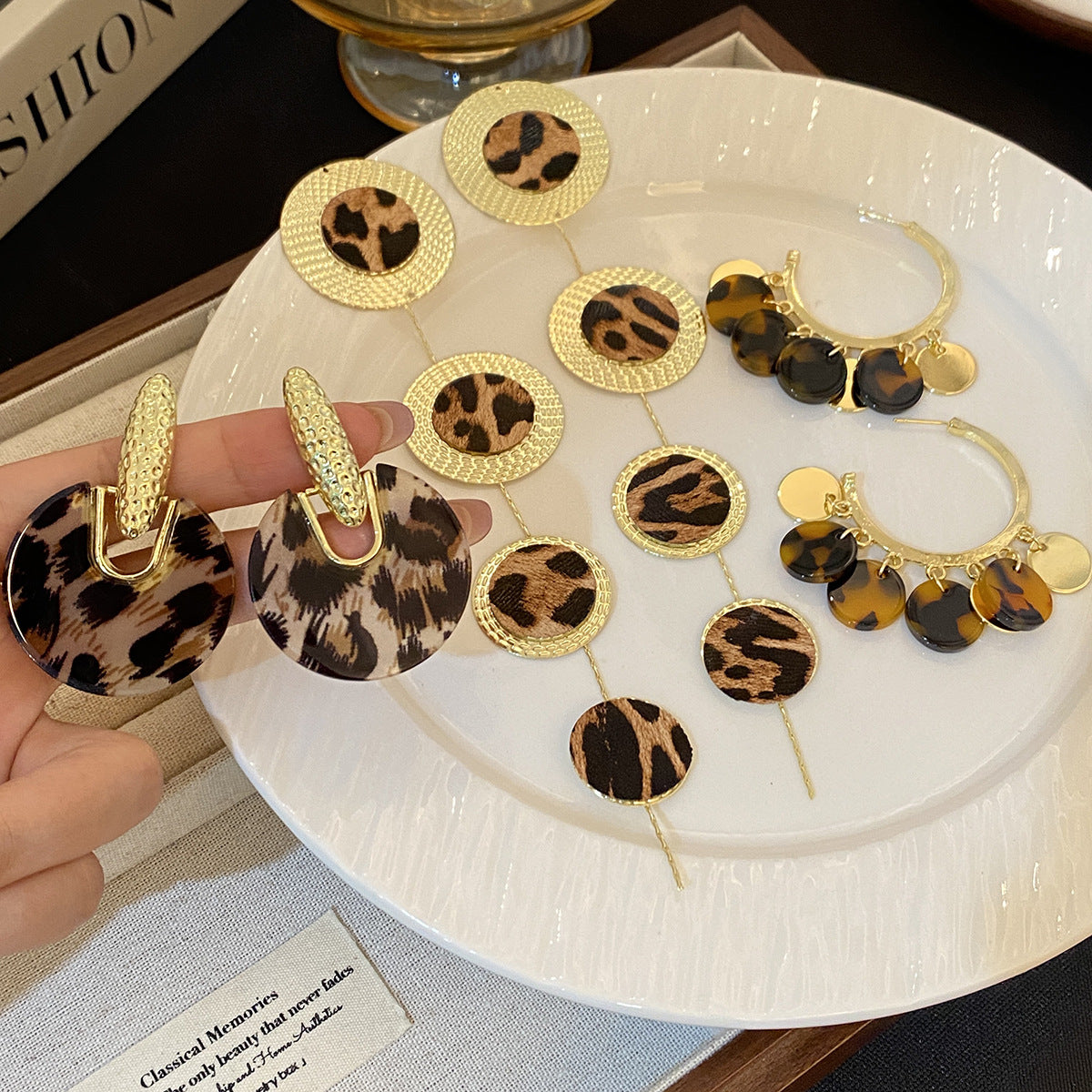 銀針豹紋波點流蘇耳環－細節特寫1｜https://igowo.tw/