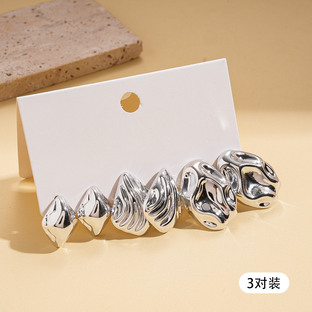 金色C形簡約耳釘套組－細節特寫17｜https://igowo.tw/