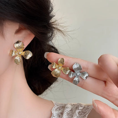 金色珍珠花朵復古耳釘－商品主圖｜https://igowo.tw/