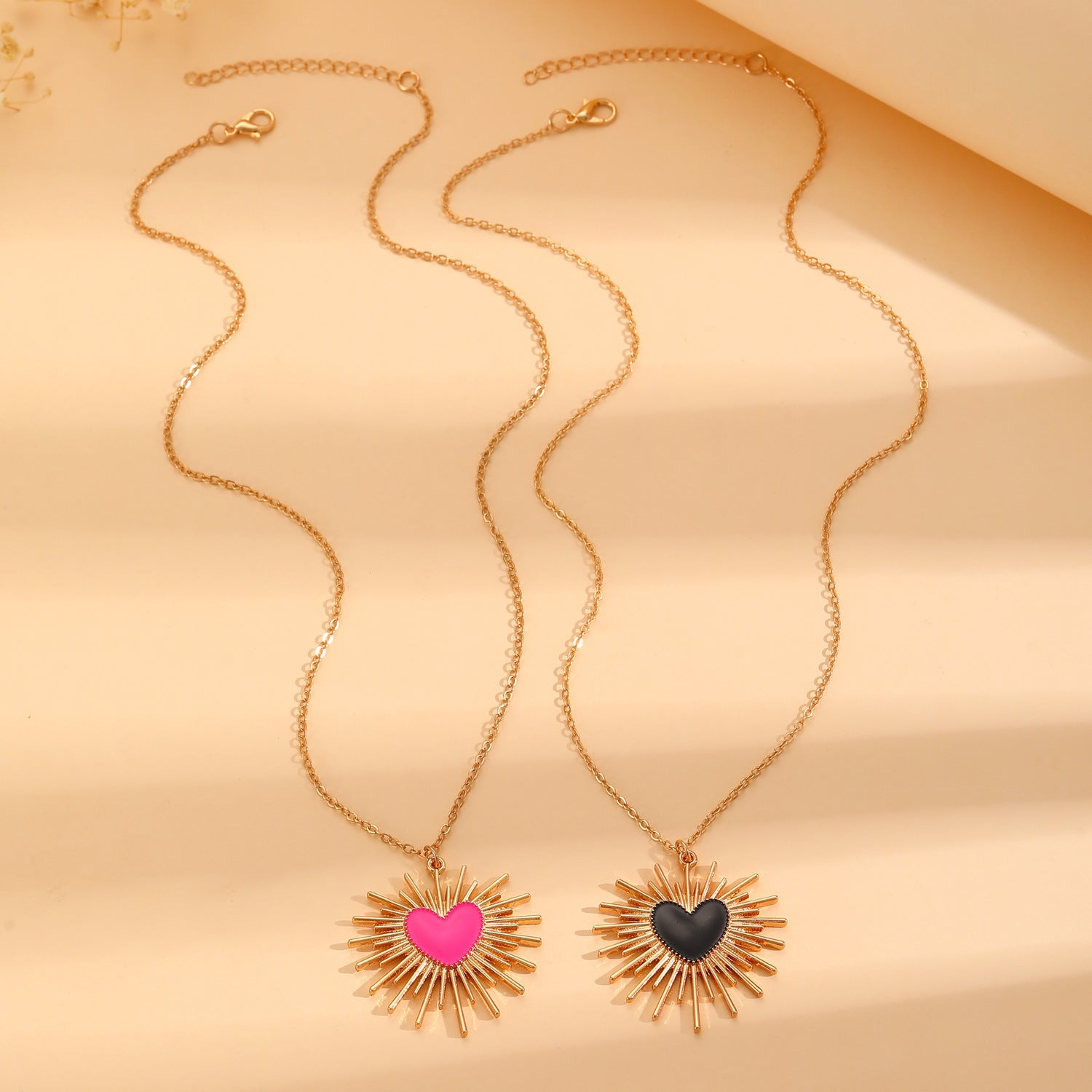 琺瑯金屬愛心墜飾項鍊－玫紅耳釘項鍊款細節2｜https://igowo.tw/