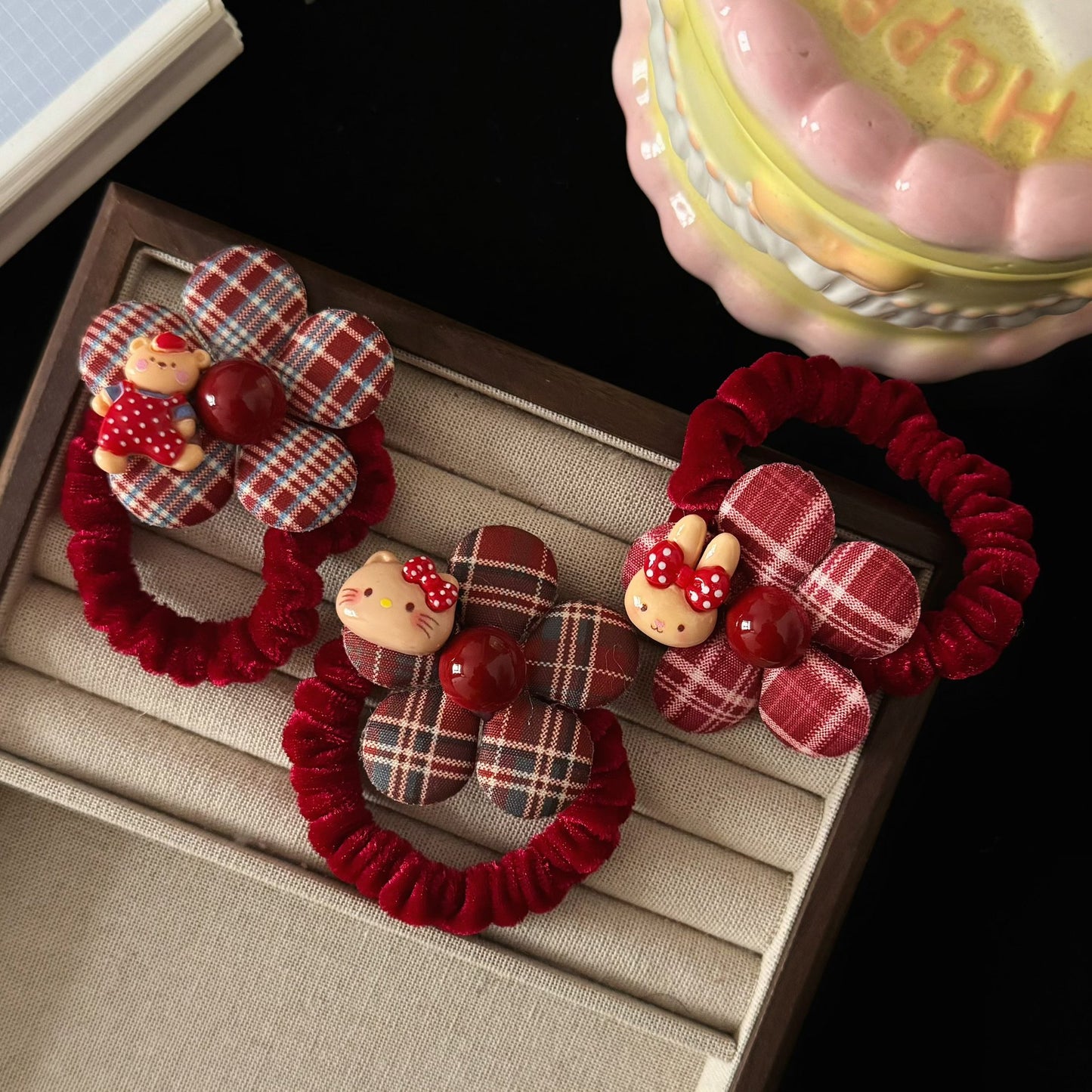 紅色貓咪花朵髮圈－商品主圖｜https://igowo.tw/