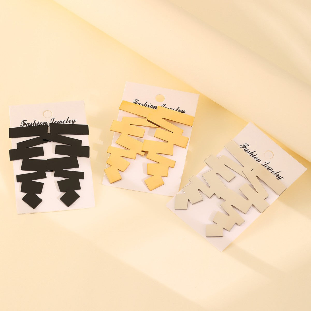 金色不鏽鋼簡約耳環－細節特寫1｜https://igowo.tw/