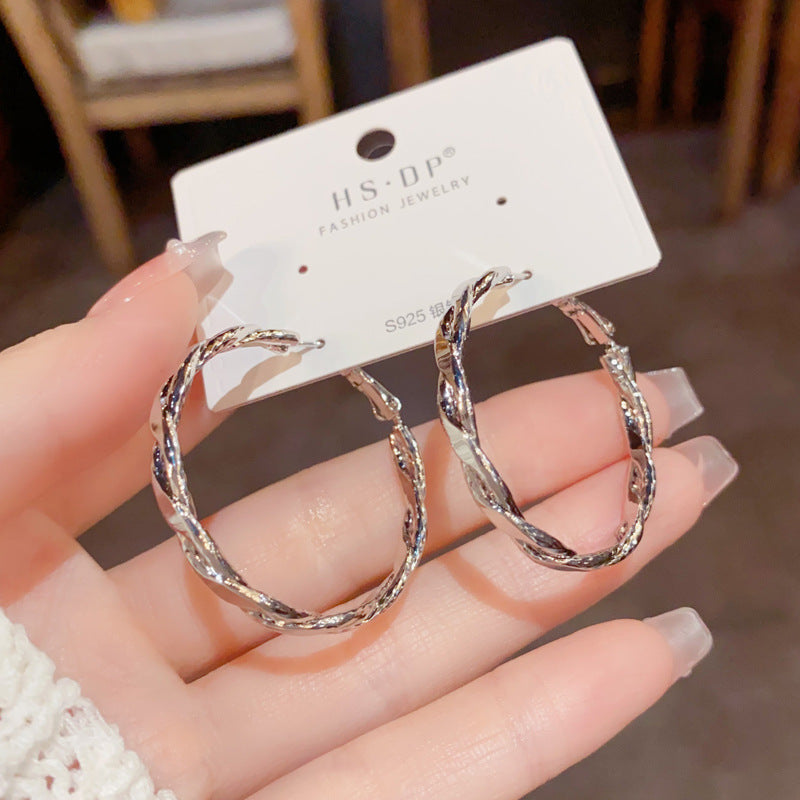 金屬扭紋圓圈簡約耳環－第二視角實拍｜https://igowo.tw/