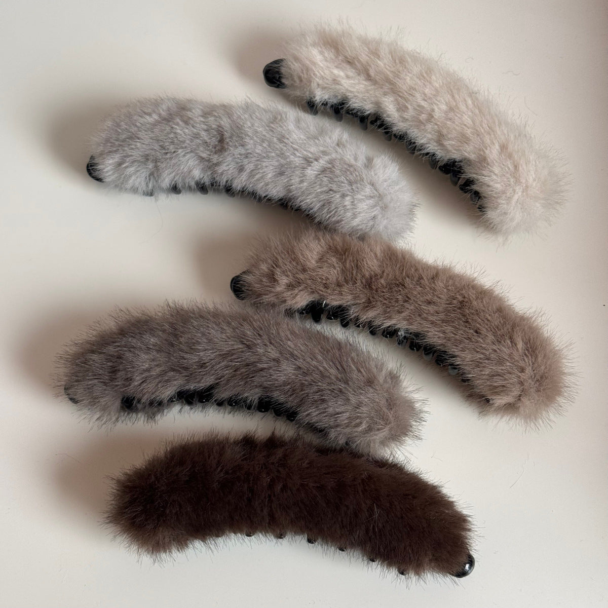 絨面一字髮夾－細節特寫1｜https://igowo.tw/