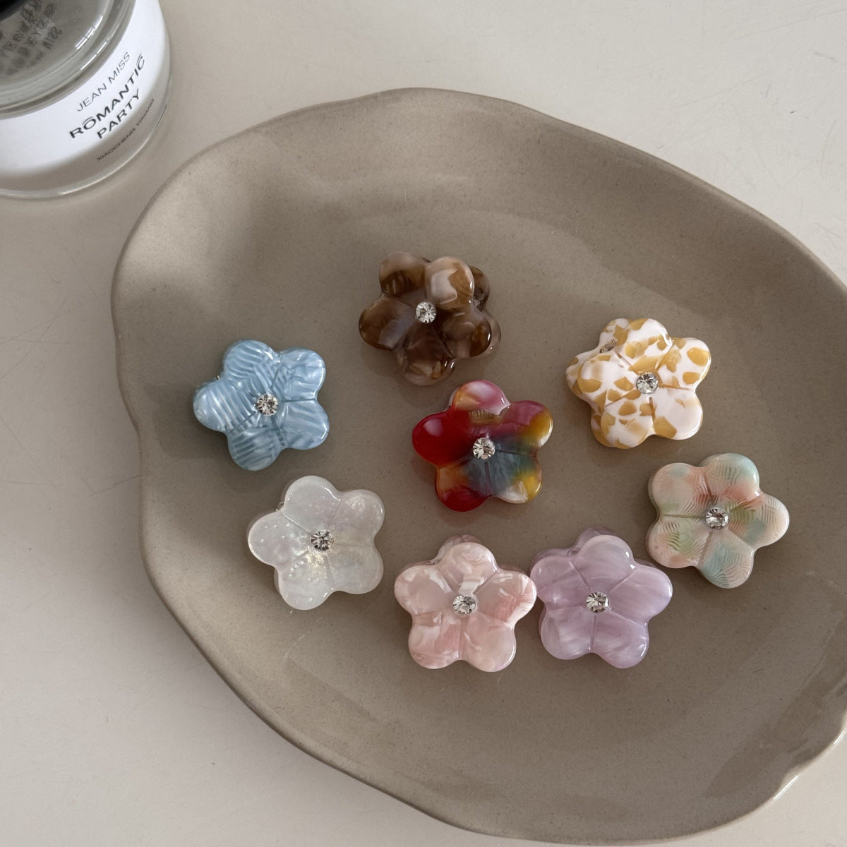 醋酸板材碎花鯊魚夾－醋酸小花抓-奶白款細節｜https://igowo.tw/