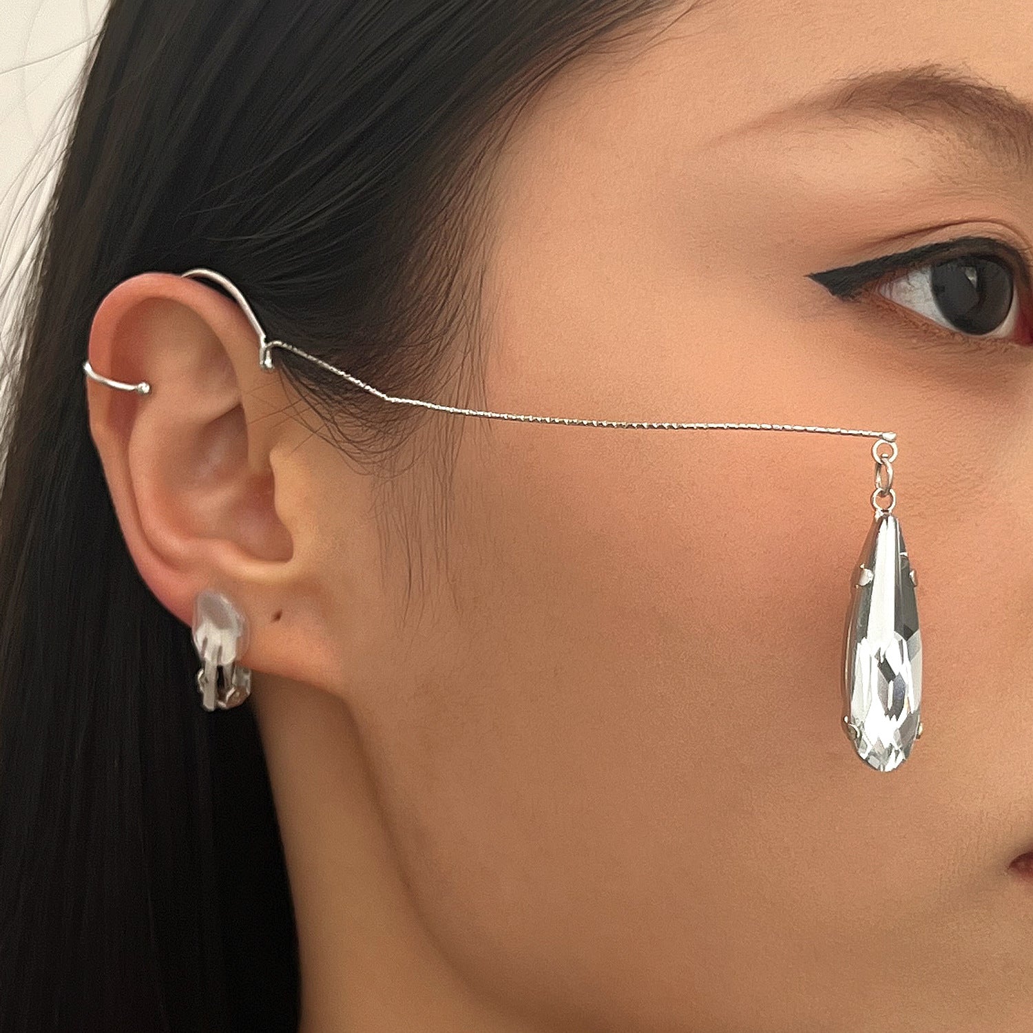 水晶水滴流蘇耳夾－第二視角實拍｜https://igowo.tw/