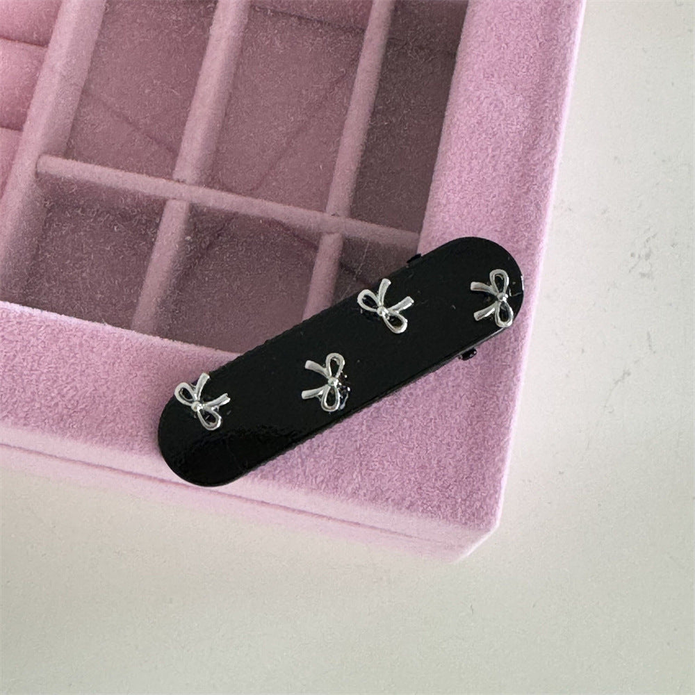 蝴蝶結復古髮箍－銀蝴蝶結-黑髮夾款細節｜https://igowo.tw/