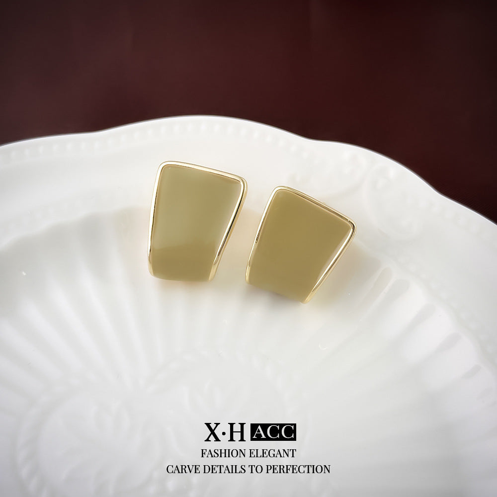 棕色豹紋C形復古耳釘－細節特寫30｜https://igowo.tw/