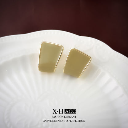 棕色豹紋C形復古耳釘－細節特寫30｜https://igowo.tw/
