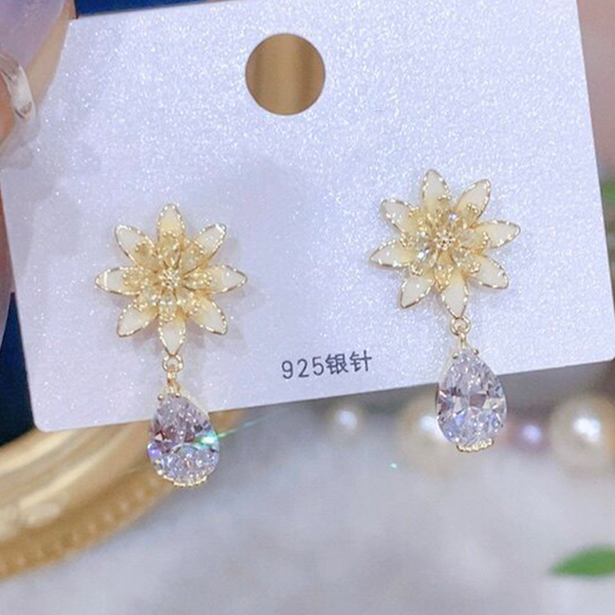 金色水晶水滴流蘇耳釘－商品主圖｜https://igowo.tw/
