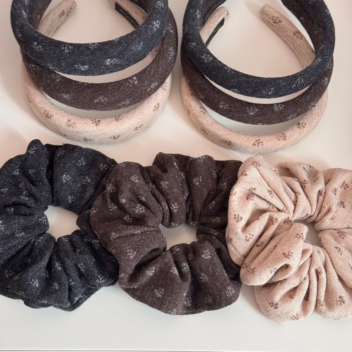布面碎花髮箍－細節特寫1｜https://igowo.tw/