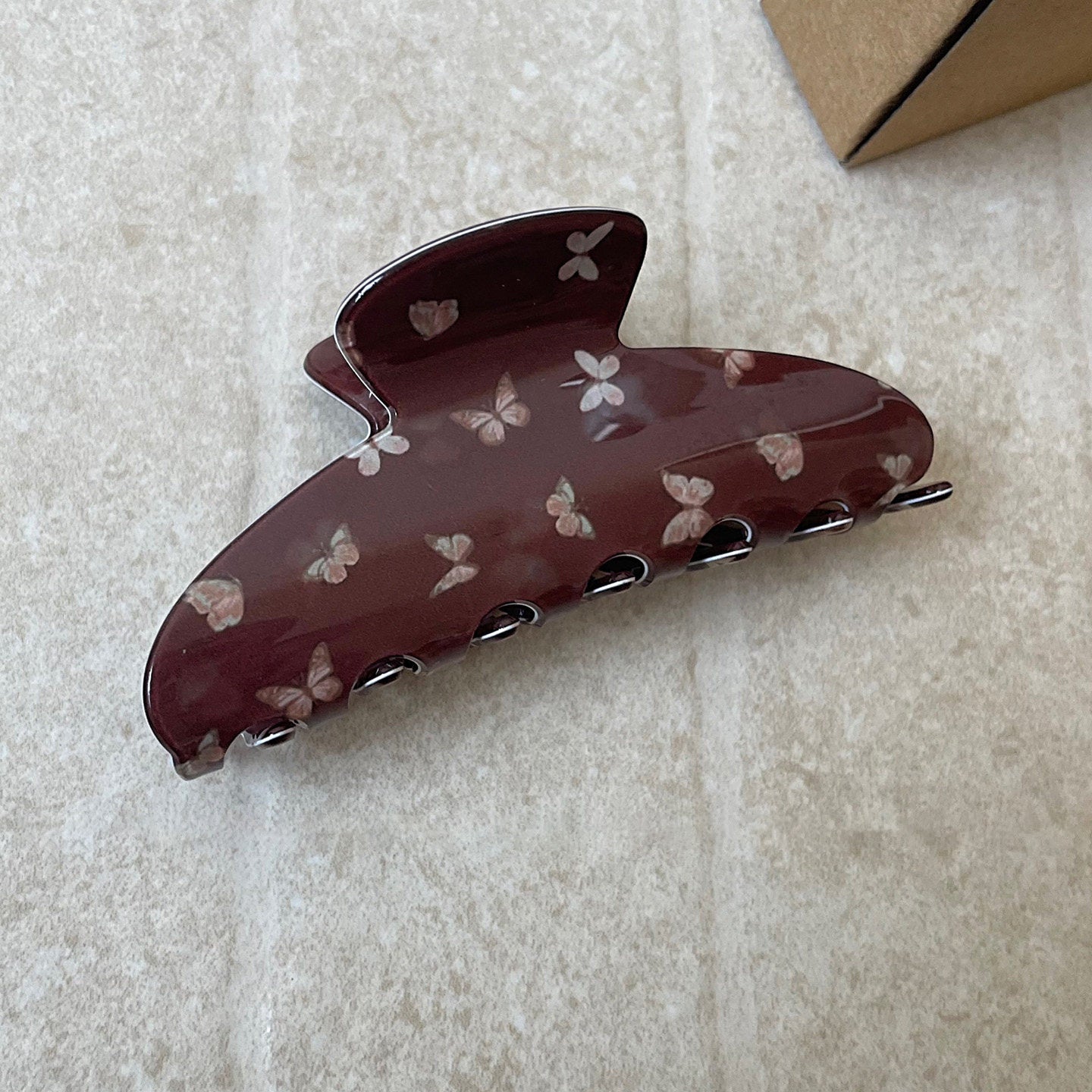棕色蝴蝶鯊魚夾－棕色半圓款細節｜https://igowo.tw/