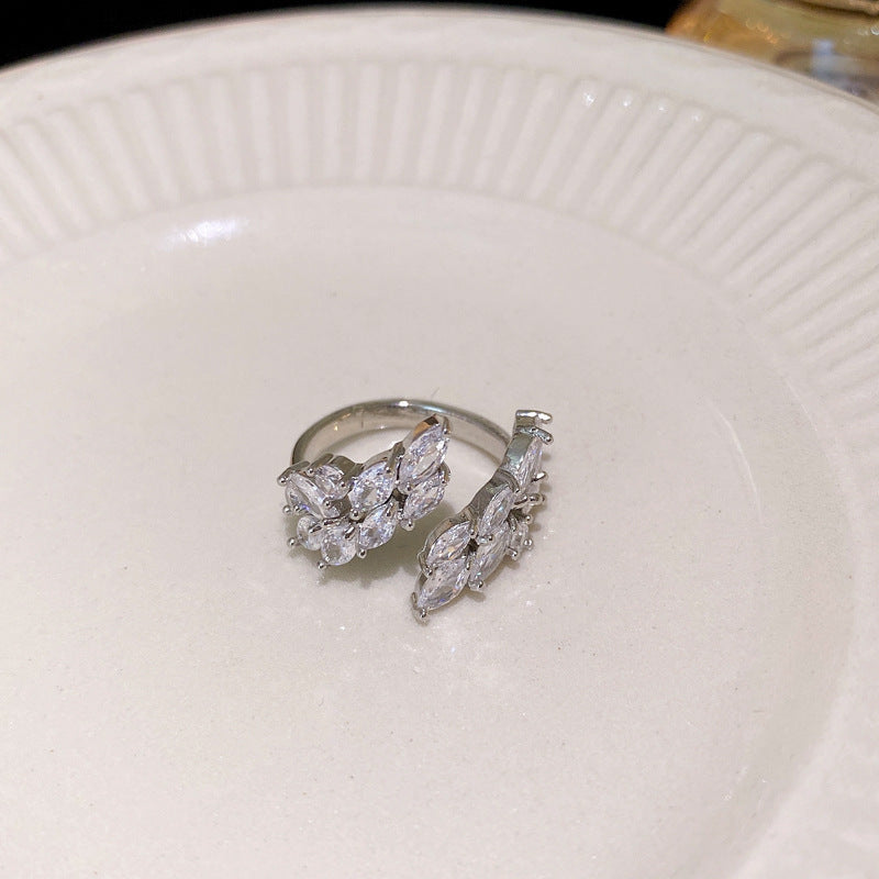 鋯石蝴蝶花朵鏤空戒指－細節特寫17｜https://igowo.tw/