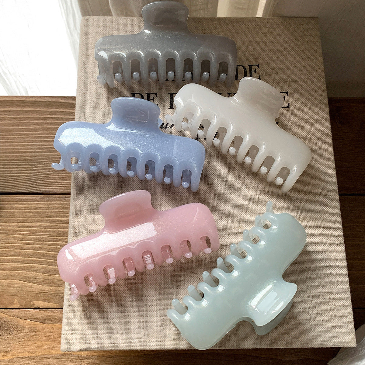 彩色壓克力簡約鯊魚夾－商品主圖｜https://igowo.tw/