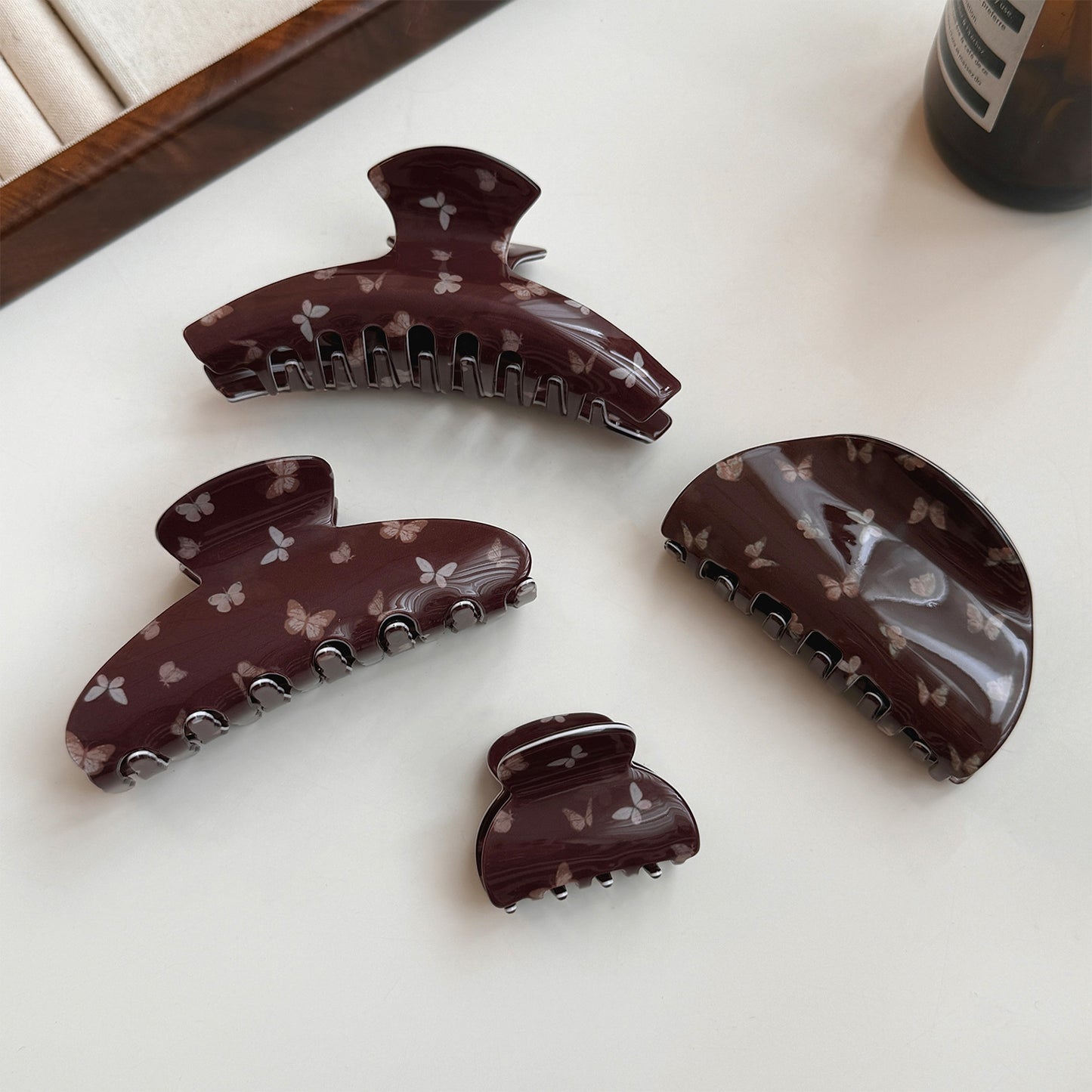 棕色蝴蝶簡約鯊魚夾－商品主圖｜https://igowo.tw/