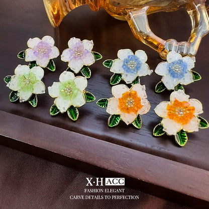 琺瑯山茶花鑲鑽耳釘－商品主圖｜https://igowo.tw/