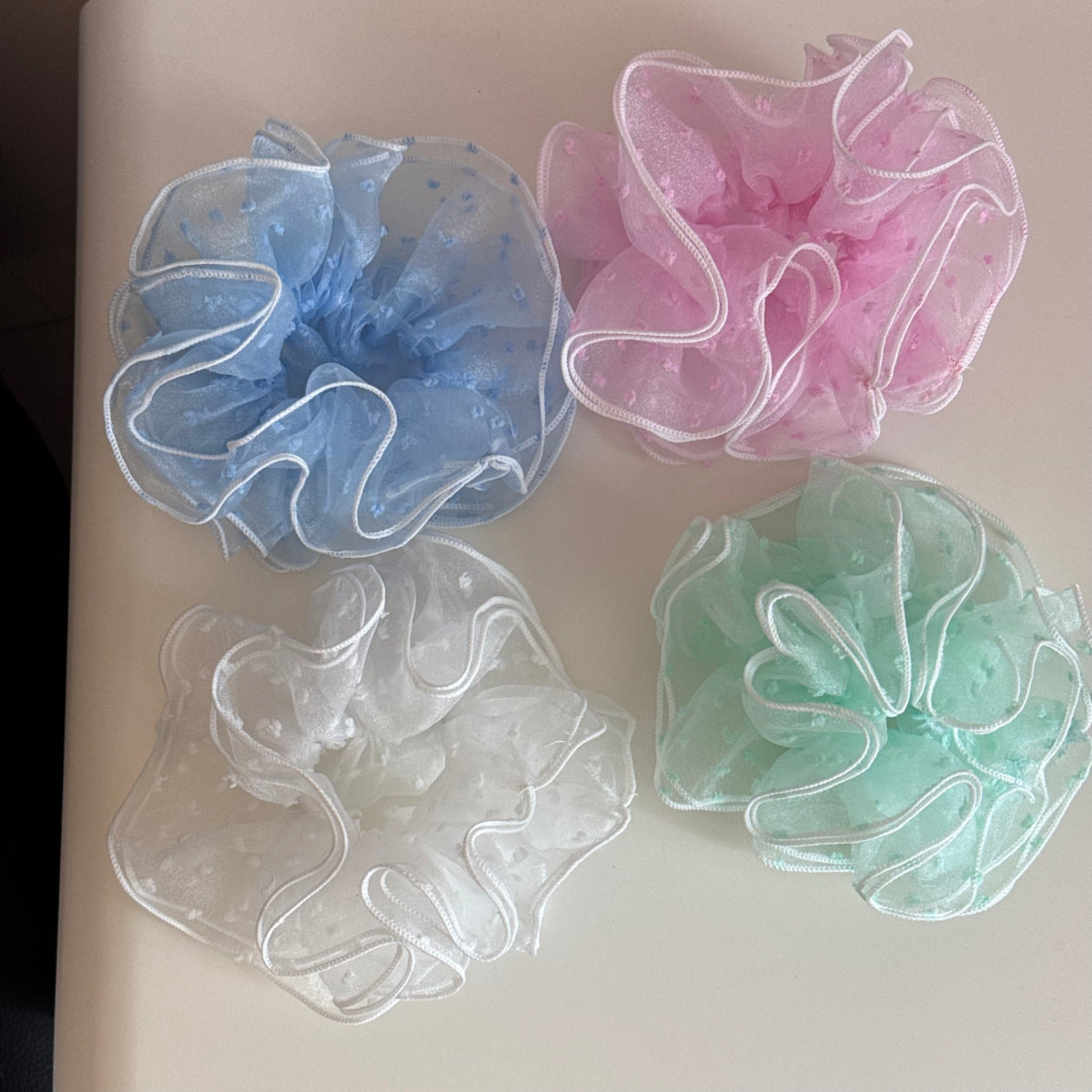 蕾絲大腸圈刺繡髮圈－細節特寫1｜https://igowo.tw/