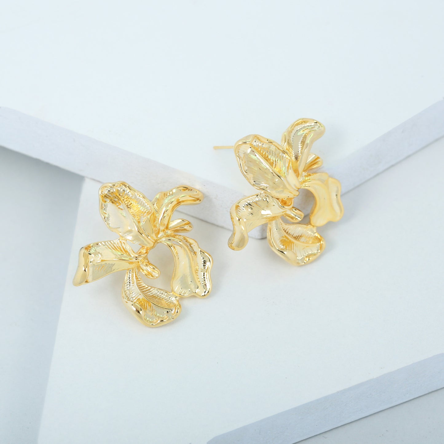 S925花朵誇張耳釘－金色款細節｜https://igowo.tw/