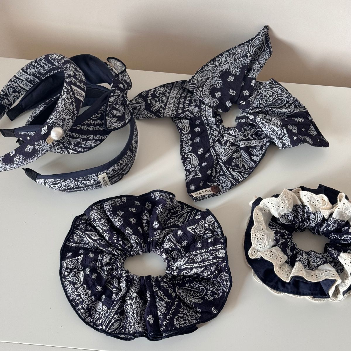 蕾絲復古髮圈－藏青腰果花-方圈款細節｜https://igowo.tw/