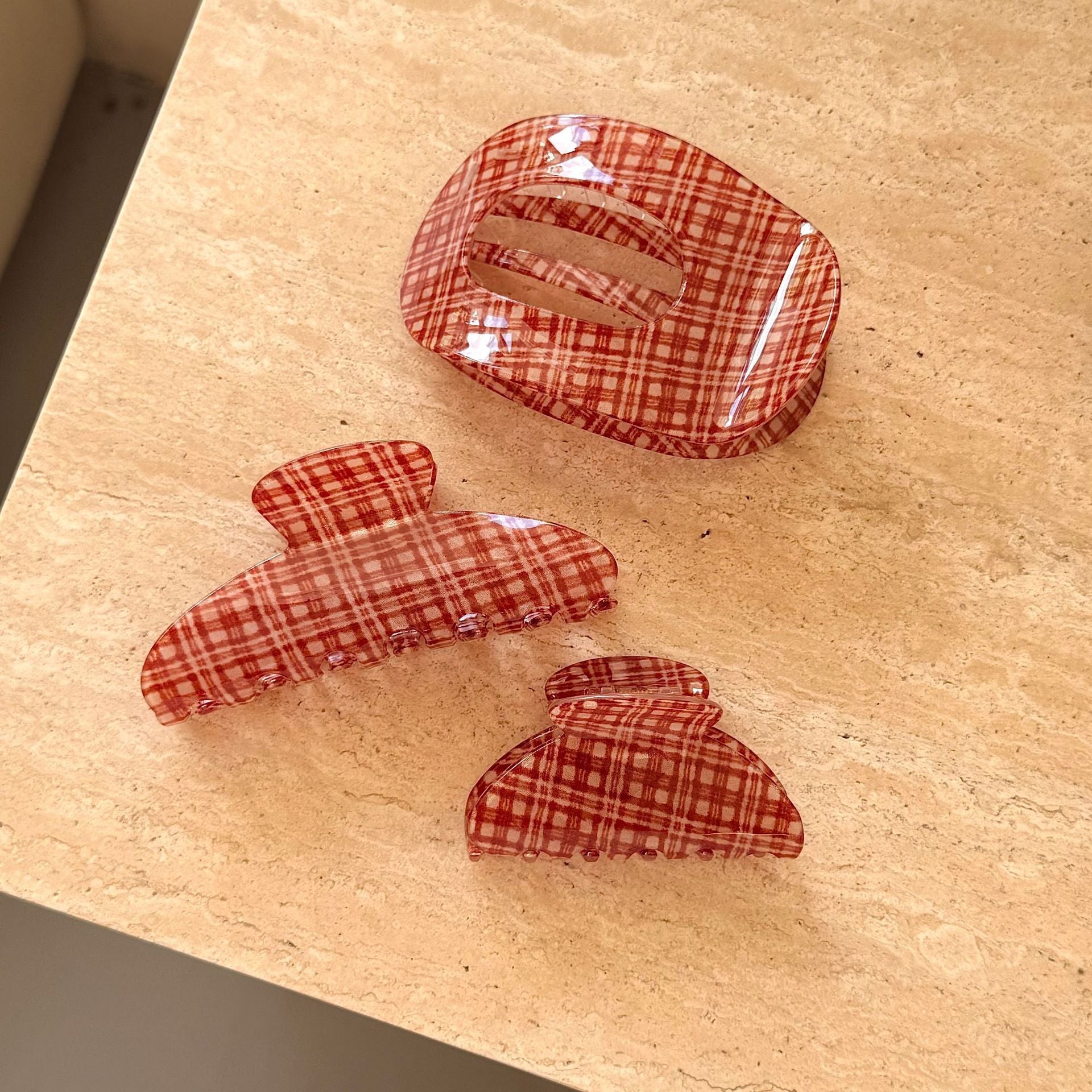 醋酸板材格紋鯊魚夾－紅格紋中號元寶款細節｜https://igowo.tw/