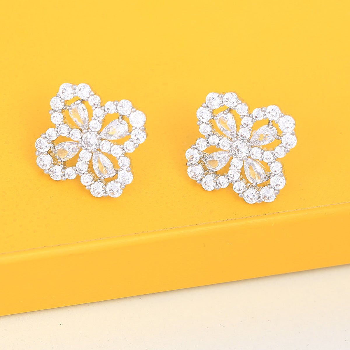 S925鋯石花朵微鑲耳釘－商品主圖｜https://igowo.tw/