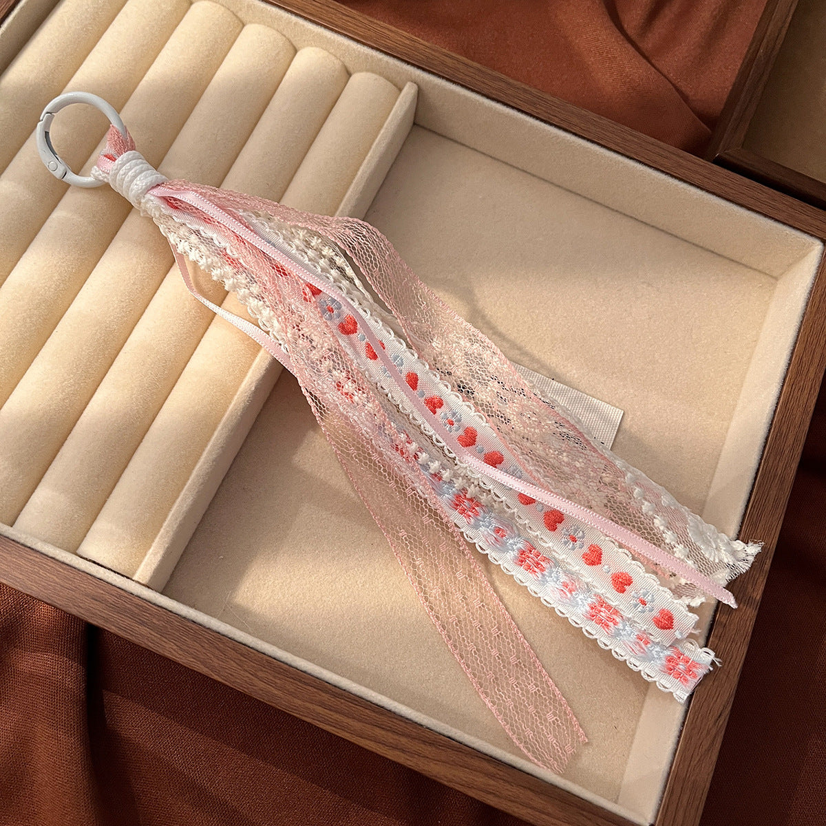繽紛蕾絲飾品－細節特寫2｜https://igowo.tw/