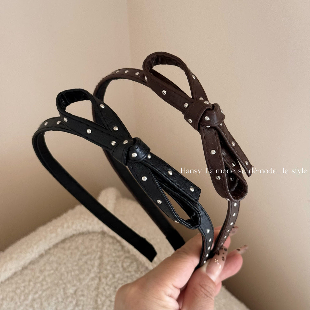 皮革波點蝴蝶結髮箍－商品主圖｜https://igowo.tw/