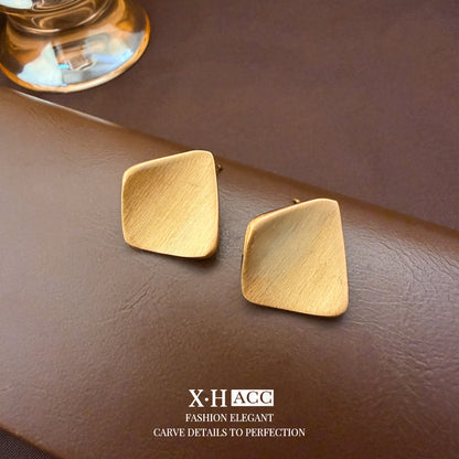 金色愛心拉絲簡約耳釘－細節特寫54｜https://igowo.tw/