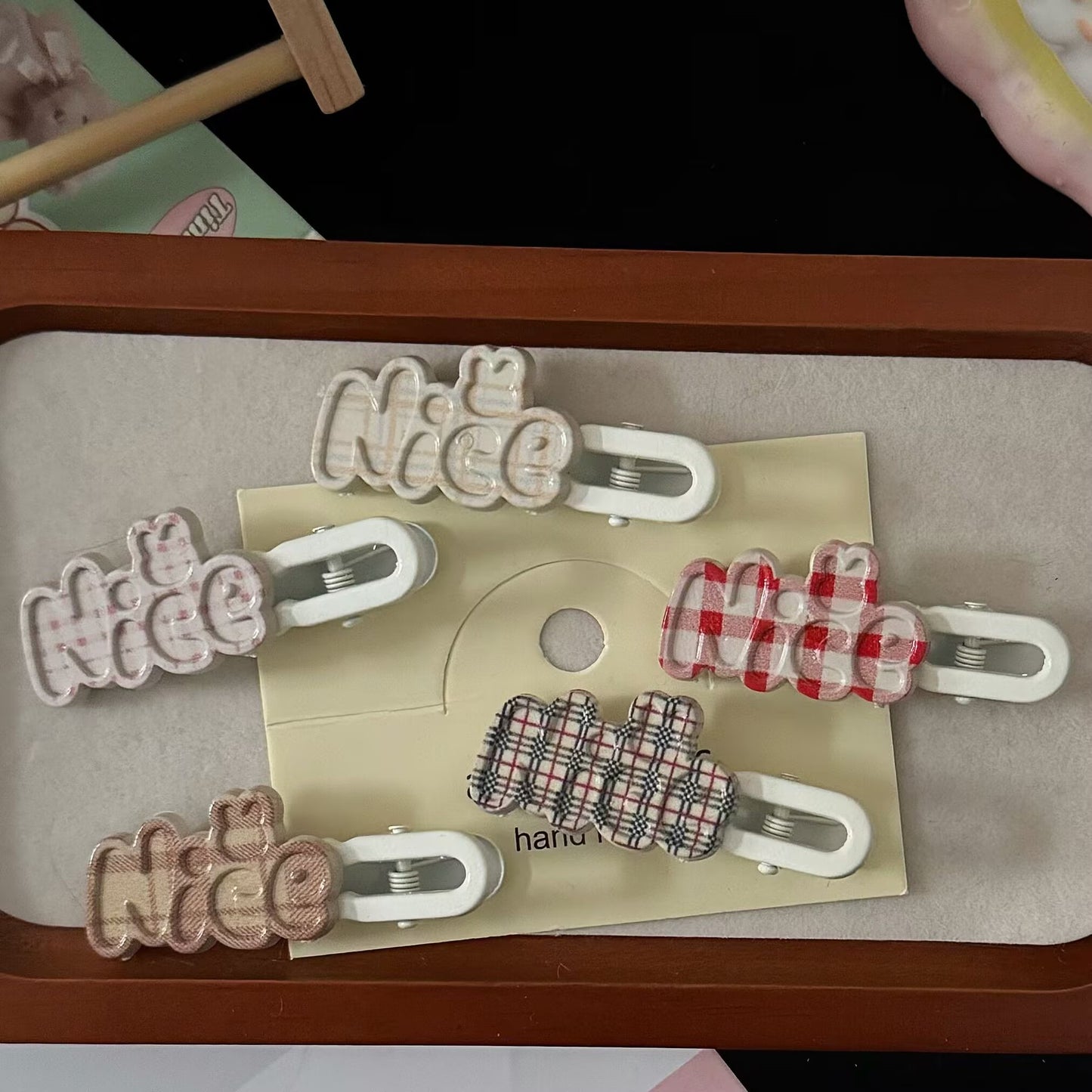 棕色字母波浪簡約髮夾－商品主圖｜https://igowo.tw/