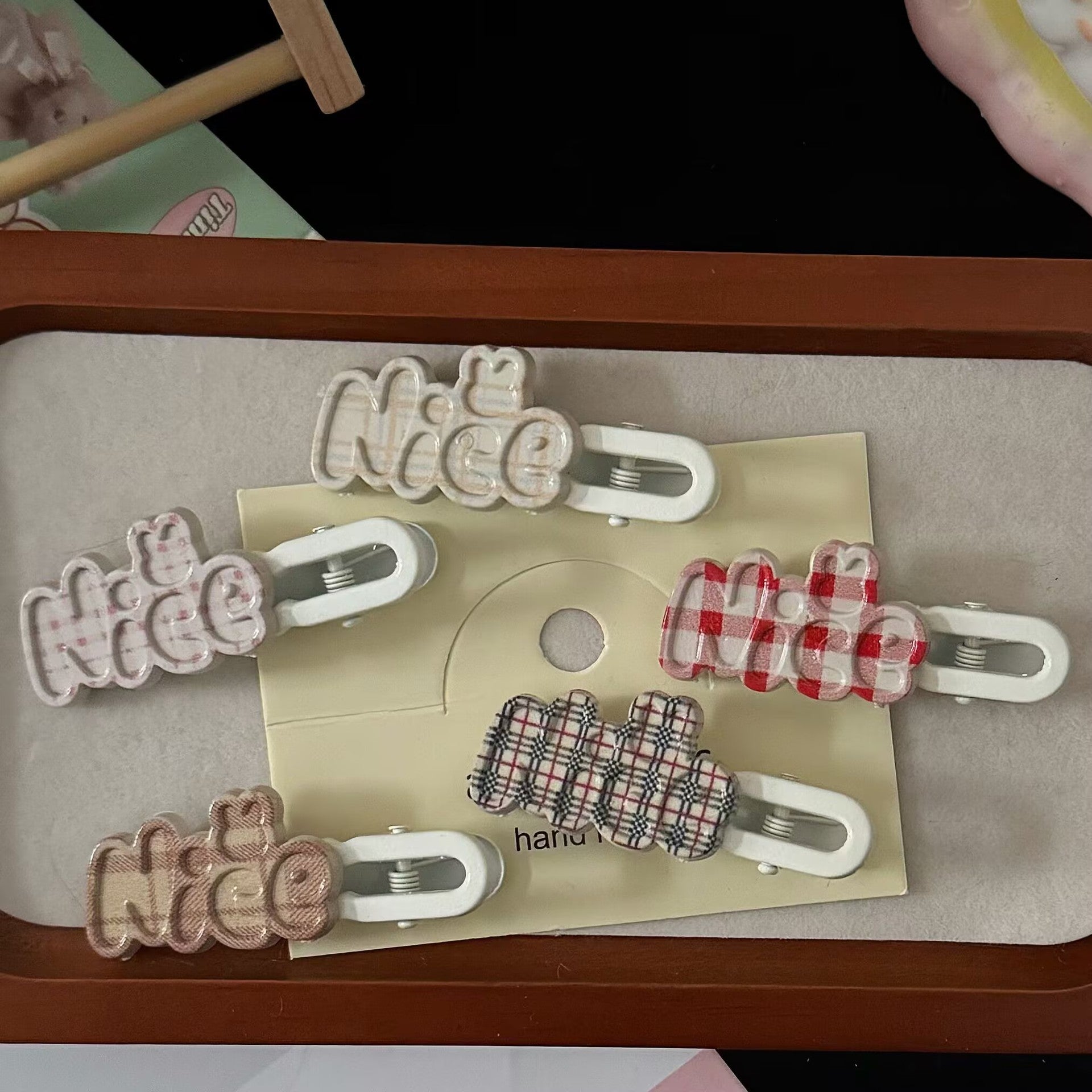 棕色字母波浪簡約髮夾－商品主圖｜https://igowo.tw/
